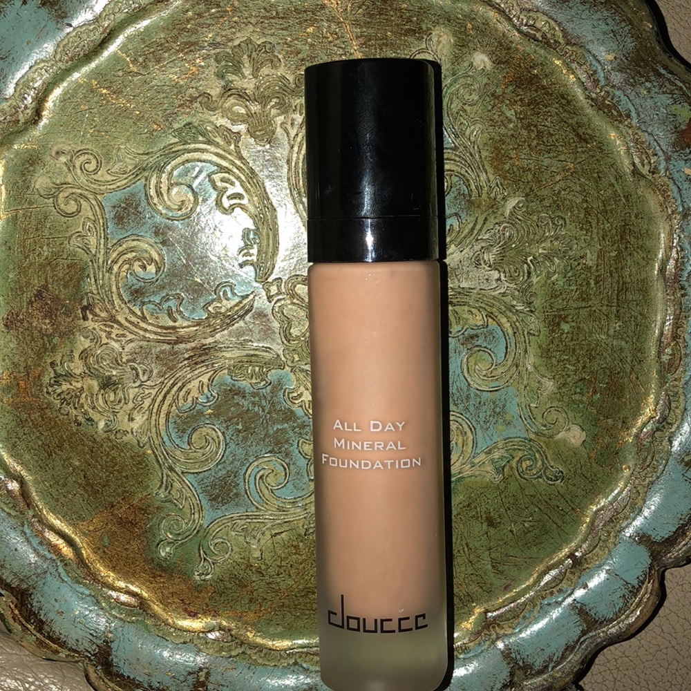 Doucce all day mineral foundation